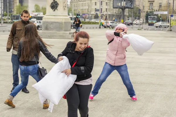 Women fighting with pillows — Stock Photo, Image