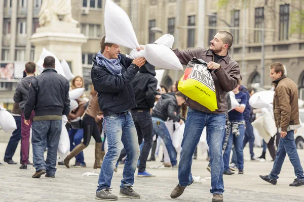 Hombres luchando con almohadas — Foto de Stock