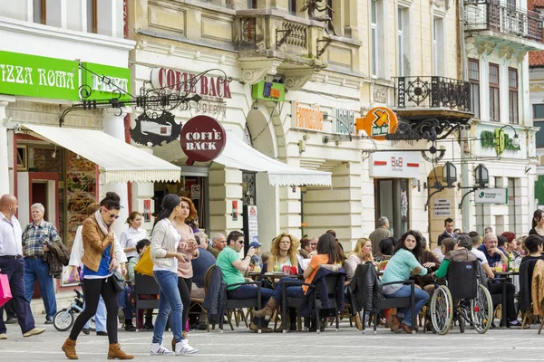 Pranzo all'aperto in Piazza del Consiglio, Brasov — Foto Stock