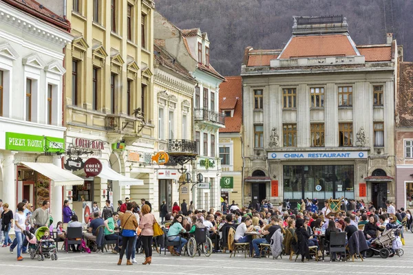 Overvolle sidewalk café — Stockfoto