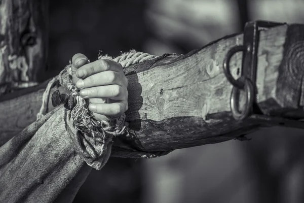 Прибита рука на дерев'яному хресті — стокове фото