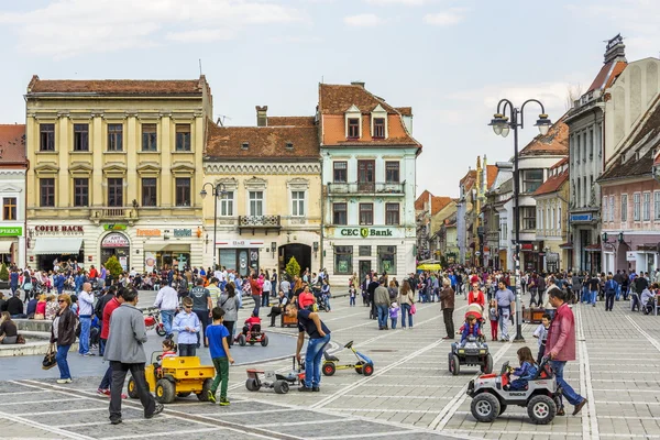 Overvolle Raad square, brasov, Roemenië — Stockfoto