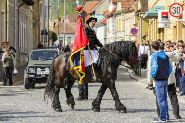 brasov juni geçit töreni sırasında bayrak tutan atlı