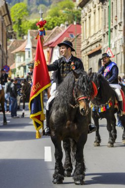 brasov juni geçit töreni sırasında bayrak tutan atlı