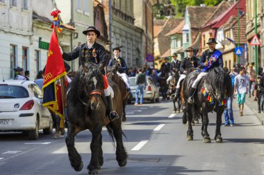 brasov juni geçit töreni sırasında bayrak tutan atlı