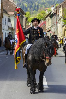 brasov juni geçit töreni sırasında bayrak tutan atlı