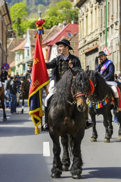 Cavaleiro segurando bandeira durante Brasov Juni desfile — Fotografia de Stock