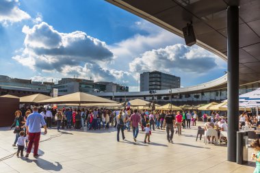 insanlar alışveriş merkezine