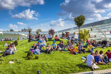 promenada alışveriş merkezinde dinlendirici insanlar