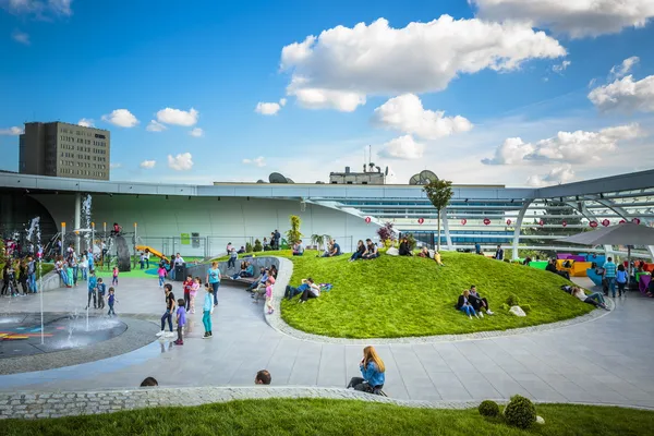 Promenada centrum rekreační oblasti, Bukurešť, Rumunsko — Stock fotografie