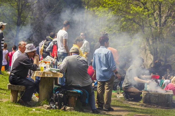 Mensen picknicken — Stockfoto