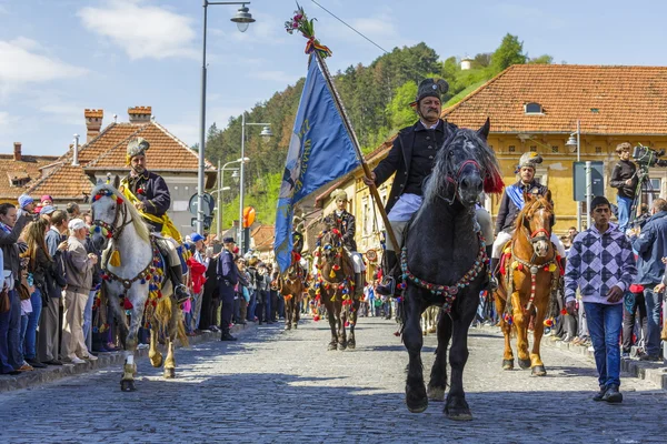 Cavaleiro sênior segurando bandeira durante o desfile de Brasov Juni — Fotografia de Stock