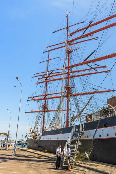 Höga fartyget i hamn — Stockfoto