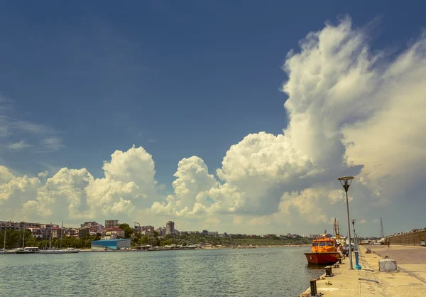 港码头与多云的天空 — 图库照片