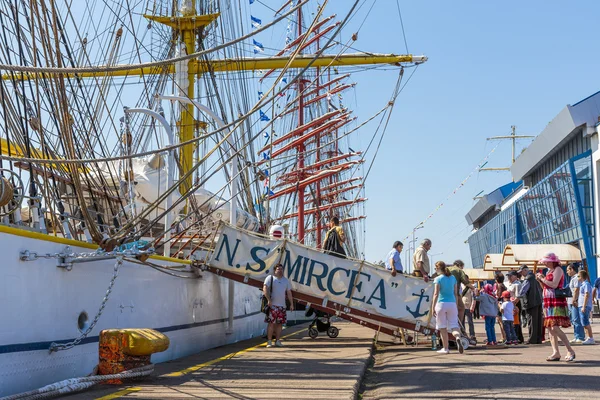 Tall ship embarkement — Stockfoto