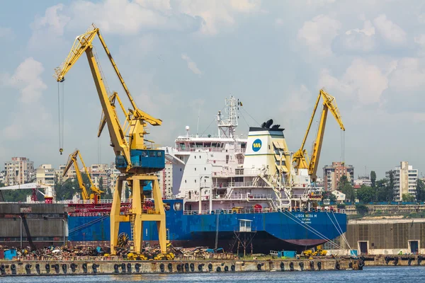 Vrachtschip schip en kranen — Stockfoto