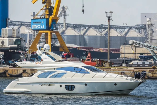 Speedboot in de haven van — Stockfoto