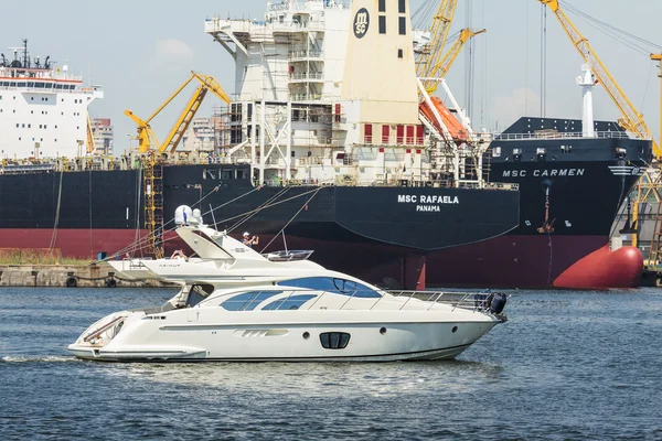 Motor yacht in port — Stock Photo, Image
