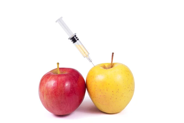 elma ve üzerinde beyaz izole şırınga (Afyon)