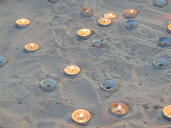 Зажженный Чай Свечи Над Поверхностью Песка Полезно Качестве Партии Пляже — стоковое фото