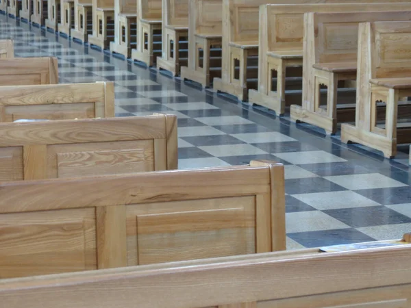 Perspectief Van Lege Banken Een Kerk — Stockfoto