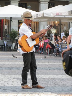 MADRID, İspanya - CIRCA HAZİRAN 2015: Ana Meydan 'da gitar çalan sokak müzisyeni (Plaza Mayor)
