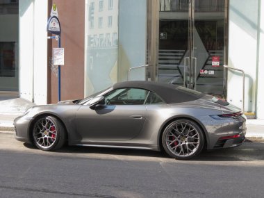 VIENNA, AUSTRIA - CIRCA EPTEMBER 2021: koyu gri Ferrari Roma (Tür F169) cabrio araba