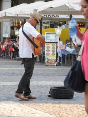 MADRID, İspanya - CIRCA HAZİRAN 2015: Ana Meydan 'da gitar çalan sokak müzisyeni (Plaza Mayor)