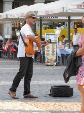 MADRID, İspanya - CIRCA HAZİRAN 2015: Ana Meydan 'da gitar çalan sokak müzisyeni (Plaza Mayor)