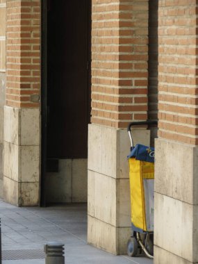 MADRID, SPAIN - CIRCA HAZİRAN 2015: Ana meydanın ayrıntıları (Plaza Mayor) ve bir postacı tramvayı (Correo de Espana)