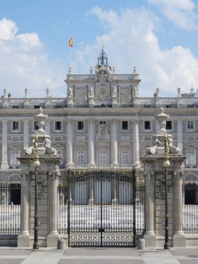 MADRID, İspanya - CIRCA HAZİRAN 2015: İtalyan mimar Filippo Juvarra tarafından tasarlanan kraliyet sarayı, turistlerle birlikte