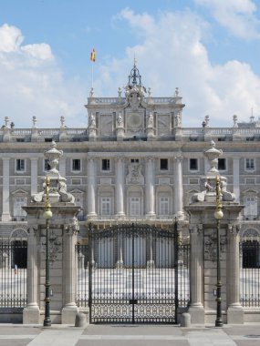 MADRID, İspanya - CIRCA HAZİRAN 2015: İtalyan mimar Filippo Juvarra tarafından tasarlanan kraliyet sarayı, turistlerle birlikte