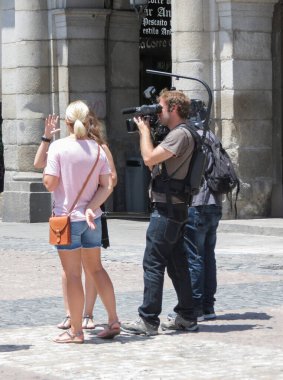 MADRID, İspanya - CRCA HAZİRAN 2015: Ana meydanda TV grubu (Plaza Mayor)