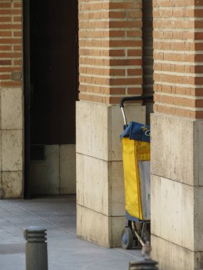 MADRID, SPAIN - CIRCA HAZİRAN 2015: Ana meydanın ayrıntıları (Plaza Mayor) ve bir postacı tramvayı (Correo de Espana)