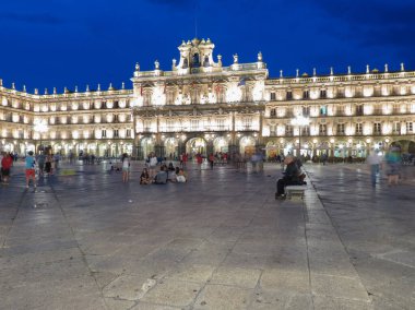 SALAMANCA, SPAIN - CIRCA HAZİRAN 2015: Gece boyunca ana meydanda (Plaza Mayor) bulanık insanlar