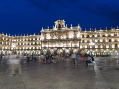 SALAMANCA, SPAIN - CIRCA HAZİRAN 2015: Gece boyunca ana meydanda (Plaza Mayor) bulanık insanlar