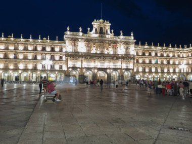SALAMANCA, SPAIN - CIRCA HAZİRAN 2015: Gece boyunca ana meydanda (Plaza Mayor) bulanık insanlar