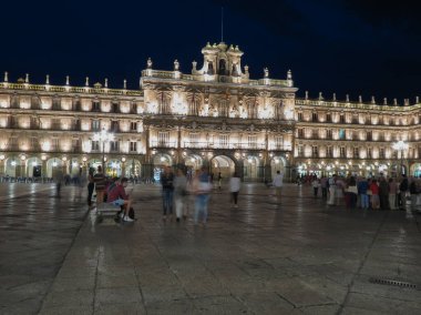 SALAMANCA, SPAIN - CIRCA HAZİRAN 2015: Gece boyunca ana meydanda (Plaza Mayor) bulanık insanlar