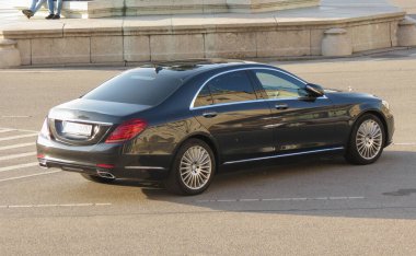 VIENNA, AUSTRIA - CIRCA Eylül 2021: şehir merkezine park edilmiş koyu mavi Mercedes-Benz araba