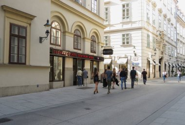 VIENNA, AUSTRIA - CIRCA Eylül 2021: Şehir merkezinde gezinen gençler
