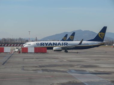 BERGAMO ORIO AL SERIO, İTALYA - CIRCA FEBRUARY 2022: Ryanair Boeing 737-800 uçak havaalanına park edildi
