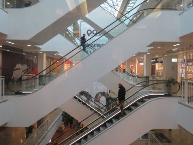 VILNIUS, LITHUANIA - Nisan 09, 2017: yürüyen merdivenli bir alışveriş merkezinin içi