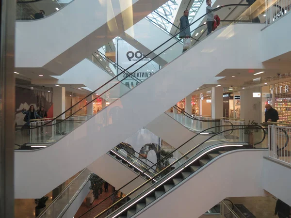 Vilnius Lithuania Abril 2017 Interiores Centro Comercial Con Escaleras Mecánicas — Foto de Stock