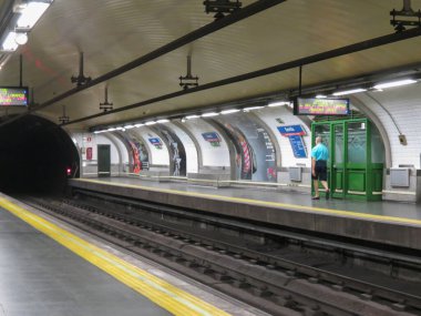 MADRID, SPAIN - CIRCA HAZİRAN 2015: Bir metro metro metro istasyonu (Sevilla metro istasyonu))