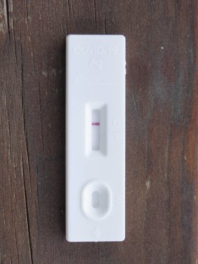 Negatif bir Covid-19 antijen hızlı test kaseti.