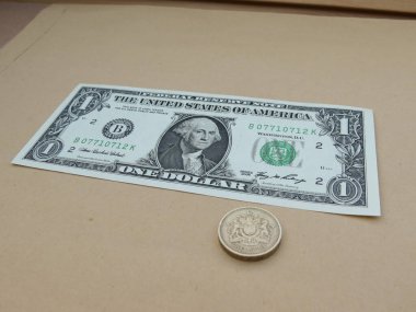 Bize doları banknot - ilk bize Başkan 1789-97 featuring bir dolarlık banknot, George Washington ön yüzünde ve bir Gbp Lirası para