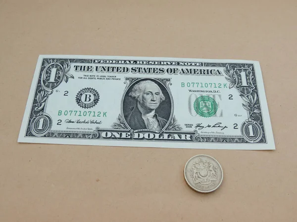 Bize doları banknot - ilk bize Başkan 1789-97 featuring bir dolarlık banknot, George Washington ön yüzünde ve bir Gbp Lirası para