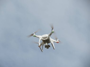 Gökyüzünde uçan insansız hava aracı - insansız bir araca yaklaşıyor