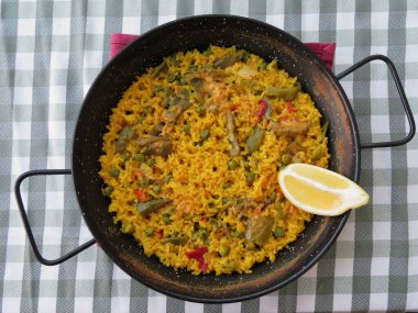 Vegan paella valenciana, Valencia, İspanya 'dan geleneksel pirinç yemeği.