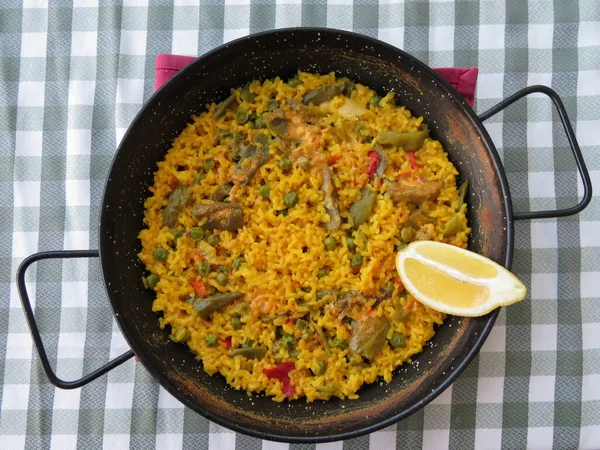 Vegan paella valenciana, Valencia, İspanya 'dan geleneksel pirinç yemeği.